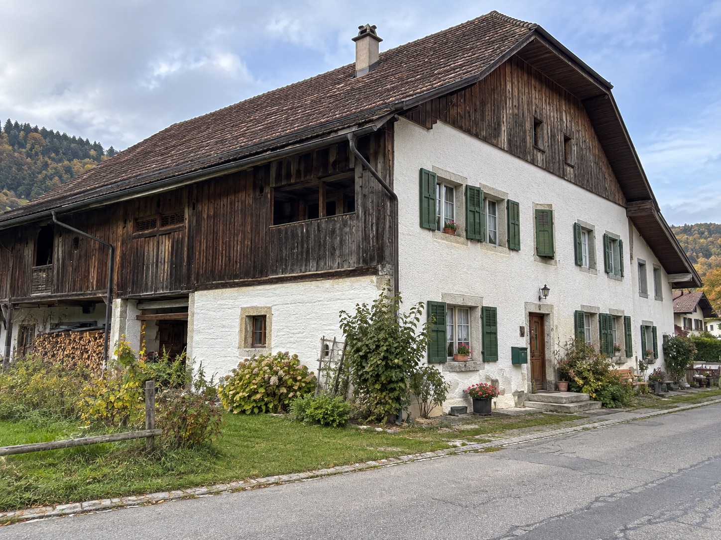 Ancienne ferme de village à rénover — Bardage en bois, Espace vert devant la maison